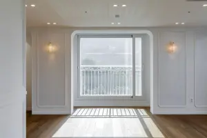 아치형 창과 브라켓조명이 빛나는 클래식 거실